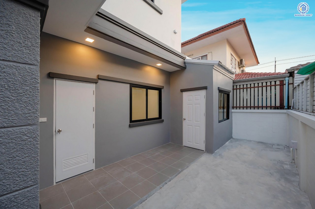 บ้านมือสองตกแต่งใหม่ โครงการ ลภาวัน9 ชัยพฤกษ์-ปากเกร็ด เนื้อที่ 71.9 ตร.ว. ฟังก์ชัน 3 ห้องนอน 3 ห้องน้ำ 1 ห้องอเนกประสงค์ 2 ที่จอดรถ ภายในบ้านกว้างขวาง ตอบโจทย์ทุกคนในครอบครัว บนทำเลที่ดีที่สุด เดินทางสะดวก เชื่อมต่อเมือง ใกล้เซ็นทรัลแจ้งวัฒนะ โรบินสัน ไลฟ์ไตล์ ราชพฤกษ์ และรถไฟฟ้าสายสีม่วง "สถานีบางพลู"